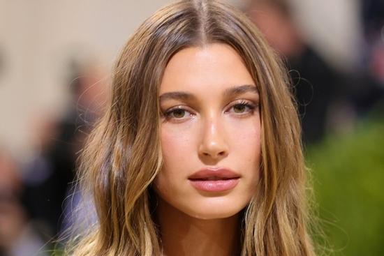Hailey Bieber bị u nang buồng trứng