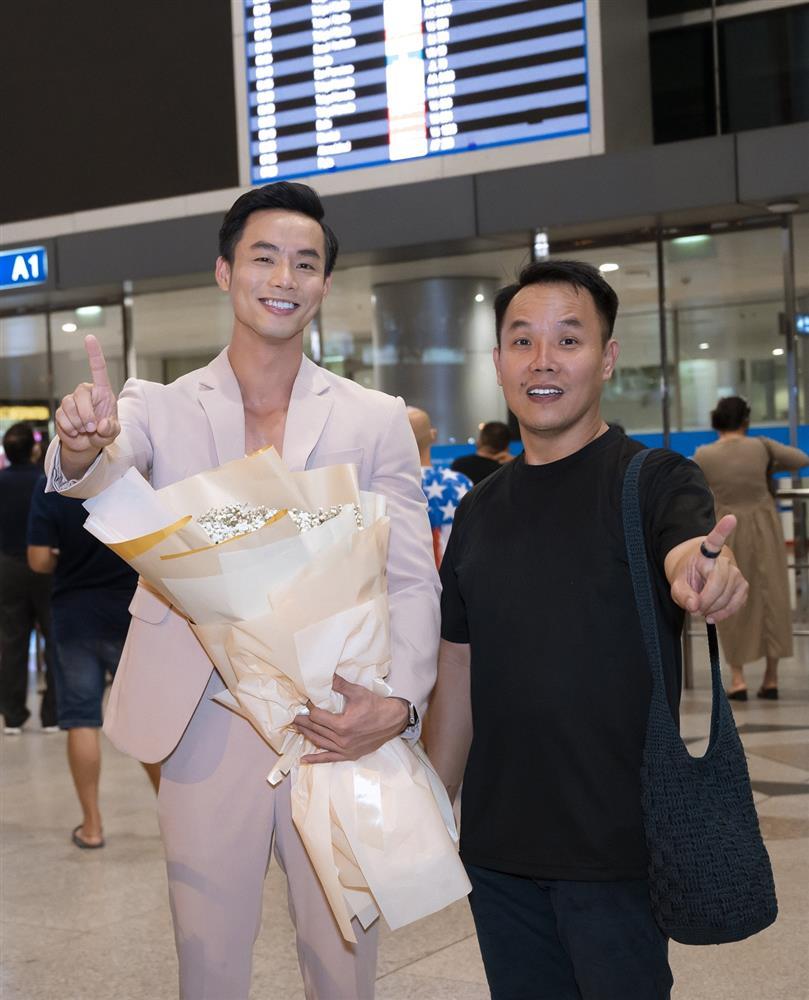 Tân Á vương Hòa bình Quốc tế Vũ Linh về nước sau đăng quang-8