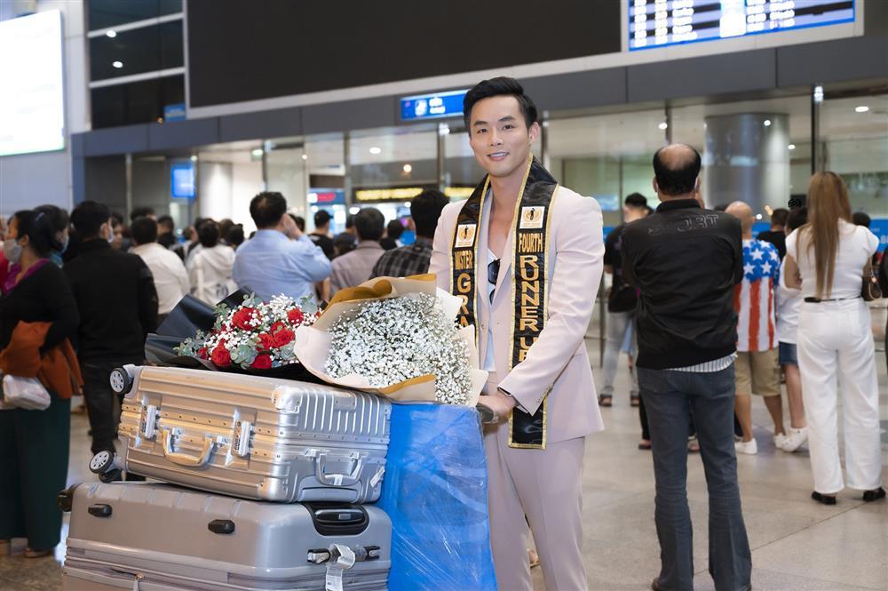 Tân Á vương Hòa bình Quốc tế Vũ Linh về nước sau đăng quang-2