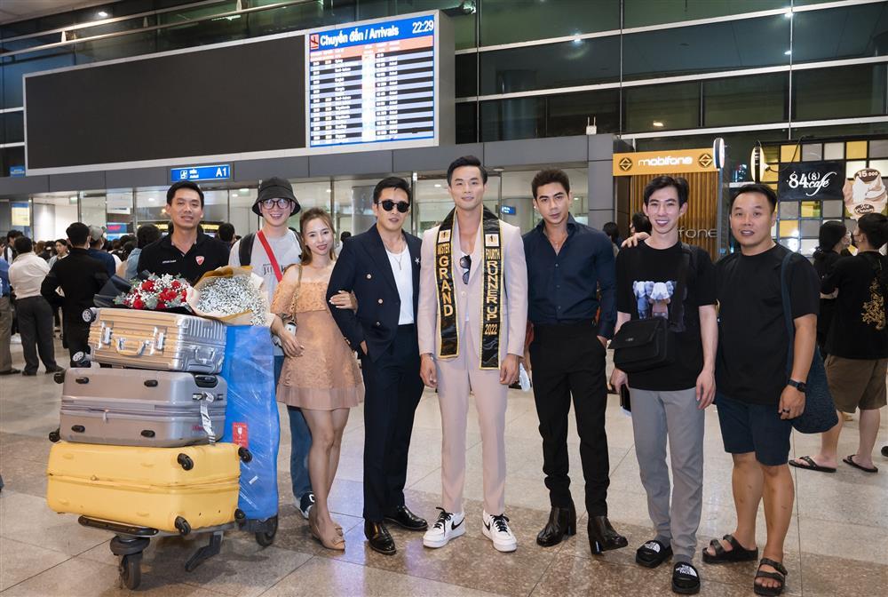 Tân Á vương Hòa bình Quốc tế Vũ Linh về nước sau đăng quang-4