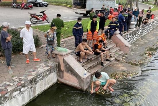 Tìm thấy thi thể bé trai rơi xuống hồ trong công viên Thống Nhất