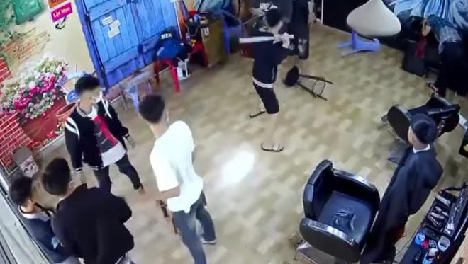 Clip: Đang cắt tóc, nhóm thanh niên bất ngờ bị tấn công tới tấp-1