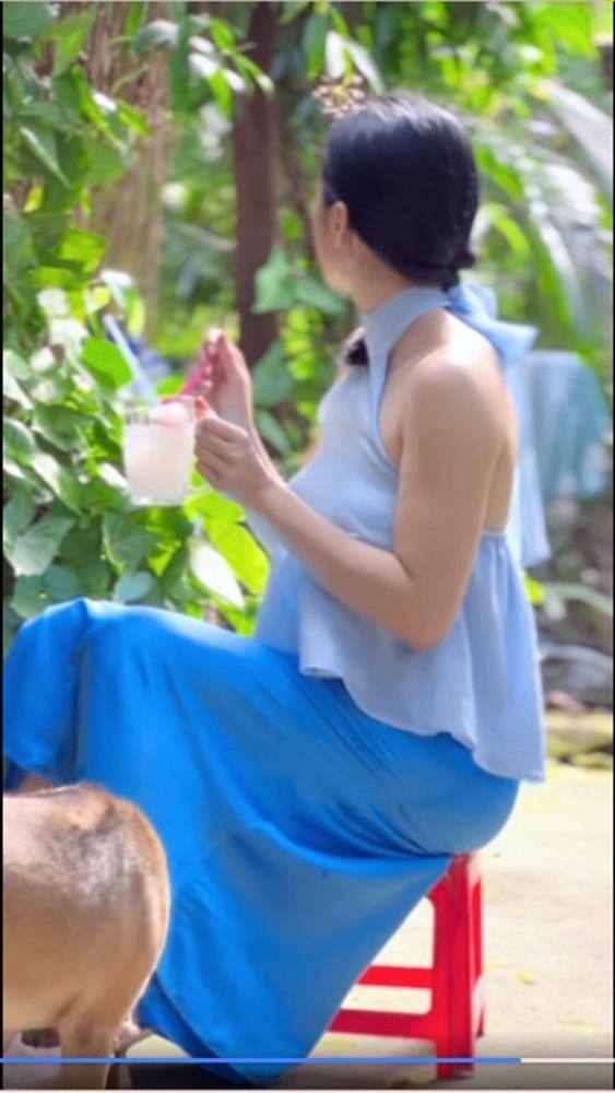 Angela Phương Trinh gây tranh cãi vì mặc áo yếm kém duyên-3