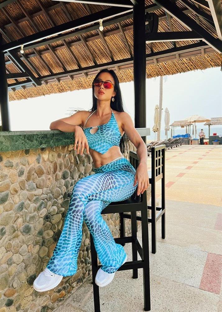 Angela Phương Trinh gây tranh cãi vì mặc áo yếm kém duyên-14