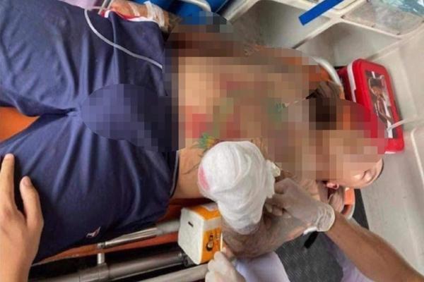 Clip: Đang cắt tóc, nhóm thanh niên bất ngờ bị tấn công tới tấp-2