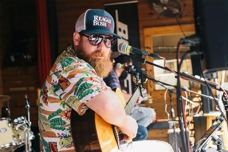 Nam ca sĩ đột tử sau vài giờ kết hôn-2