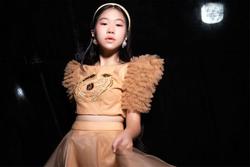 Mẫu nhí 12 tuổi tỏa sáng tại Tuần lễ thời trang Việt Nam