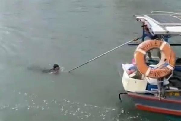 Một thanh niên nhảy cầu ở Quảng Ninh may mắn thoát chết-1