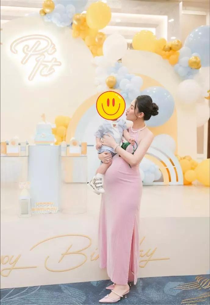 Á hậu Ngô Trà My sinh con thứ hai, khoe luôn gương mặt-3