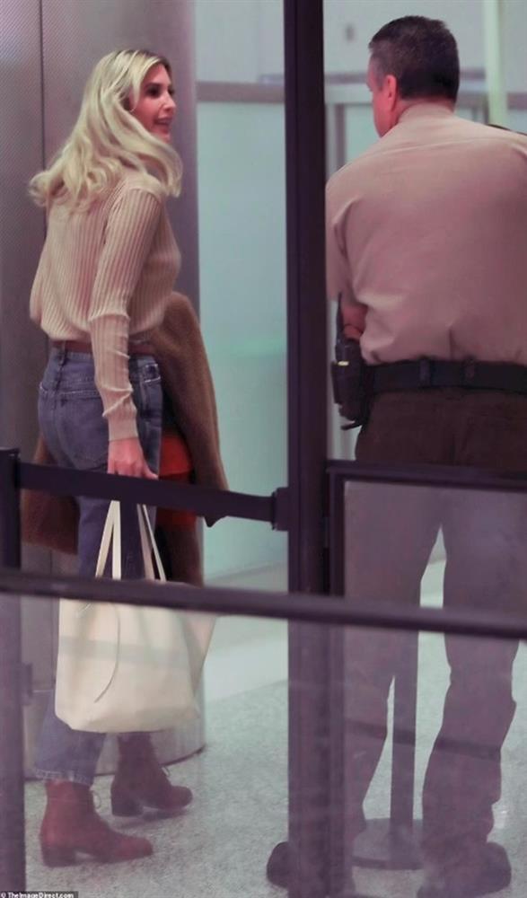 Ái nữ ông Trump chỉ mặc sơ mi đơn giản cũng đẹp nức lòng-3