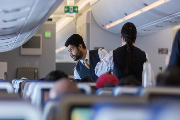 Hãng bay yêu cầu tiếp viên không có tóc bạc hay hói đầu-1