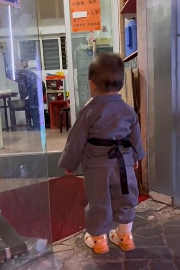 Lần đầu dẫn con về thăm ngoại, ông bà phản ứng dở khóc dở cười-1