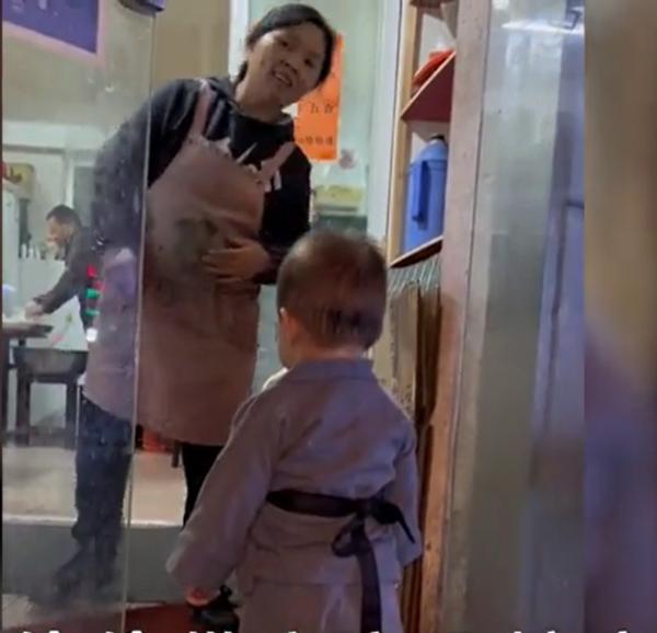 Lần đầu dẫn con về thăm ngoại, ông bà phản ứng dở khóc dở cười-2