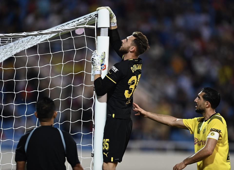 Nữ HLV Dortmund bật cười vì sự cố khung thành sân Mỹ Đình-1