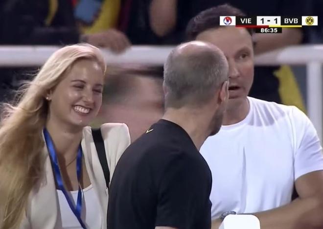 Nữ HLV Dortmund bật cười vì sự cố khung thành sân Mỹ Đình-2