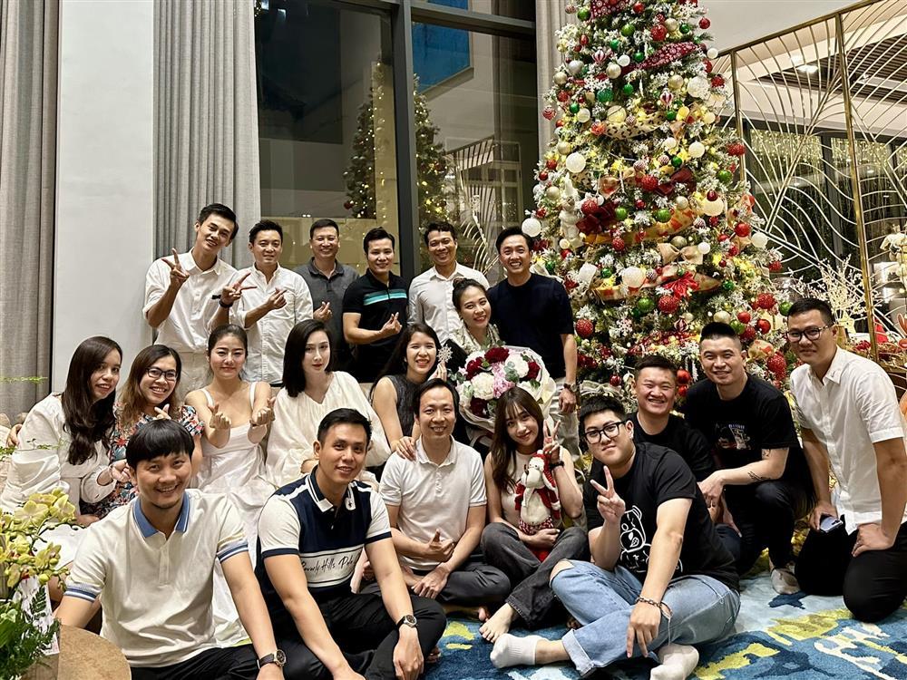 Cường Đô La khóa môi Đàm Thu Trang mừng sinh nhật tuổi 33-6