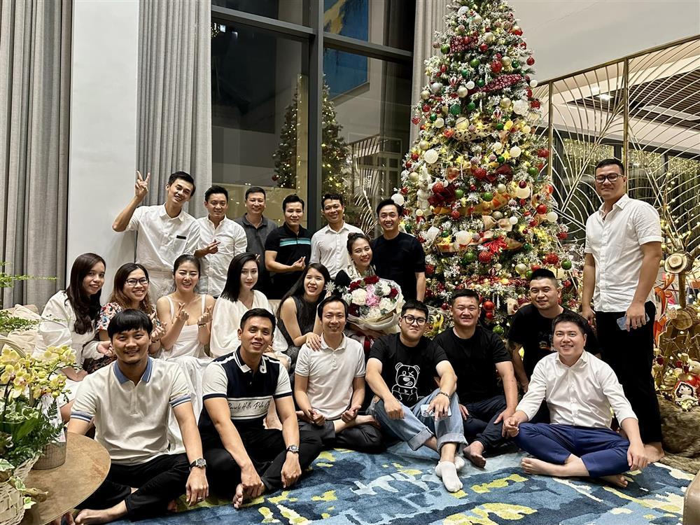 Cường Đô La khóa môi Đàm Thu Trang mừng sinh nhật tuổi 33-7