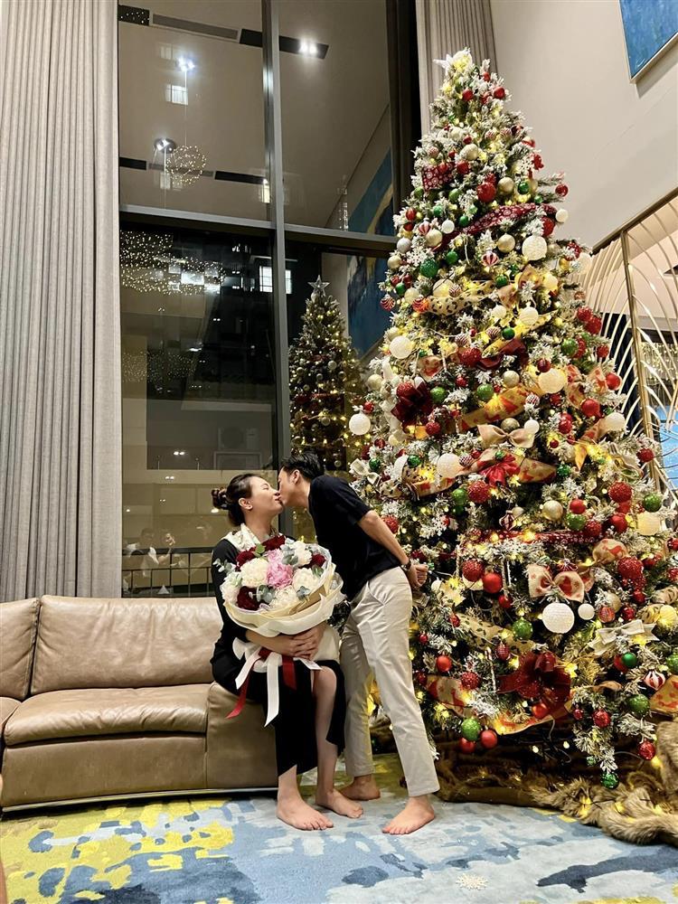 Cường Đô La khóa môi Đàm Thu Trang mừng sinh nhật tuổi 33-3