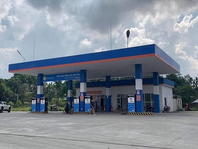 Đi đổ xăng cùng bạn, bất ngờ treo cổ tự sát ngay tại cây xăng-1