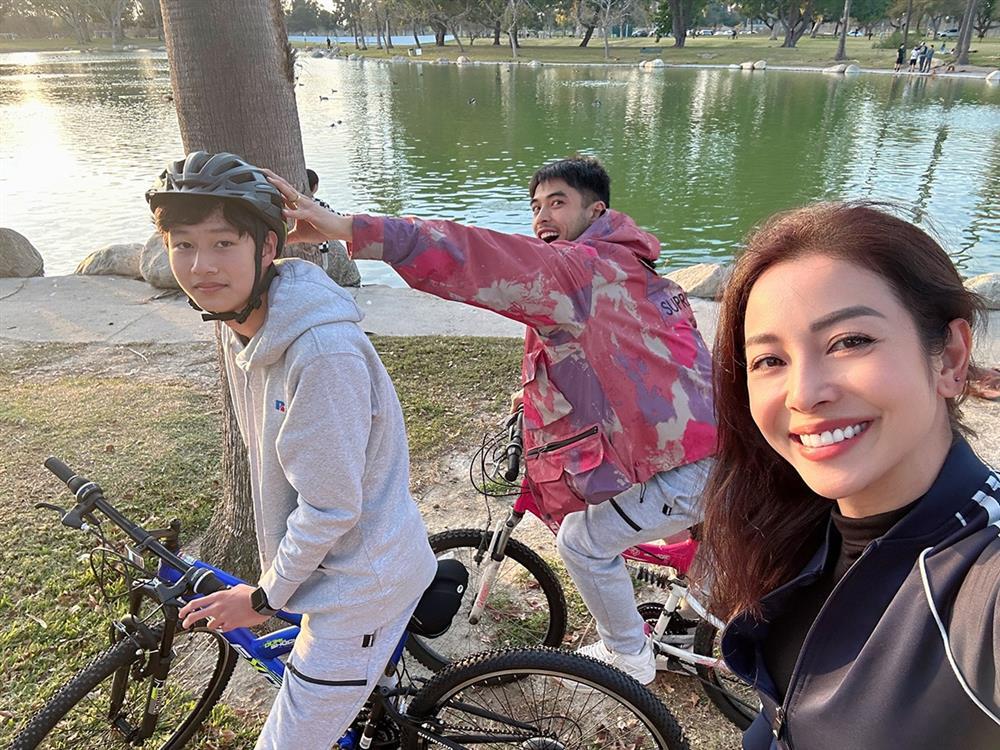 Lộ diện gia đình Jennifer Phạm, ngoại hình đẹp đều-7