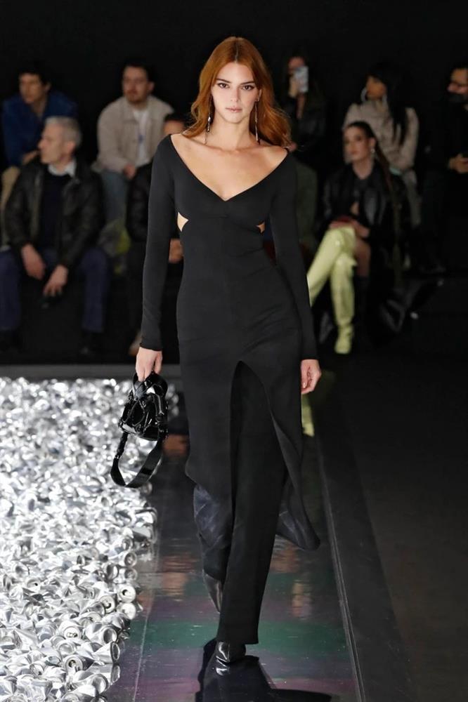 Vụ Lily-Rose Depp bị đá xéo nói lên ẩn khuất tối tăm gì của địa hạt thời trang?-3