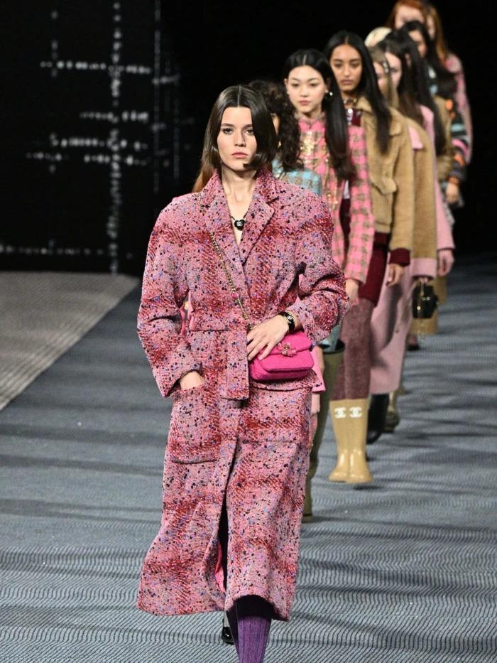 Vụ Lily-Rose Depp bị đá xéo nói lên ẩn khuất tối tăm gì của địa hạt thời trang?-7