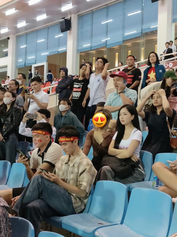 Vợ Đức Chinh bị chụp lén, nhan sắc có đỉnh như ảnh phây?-3