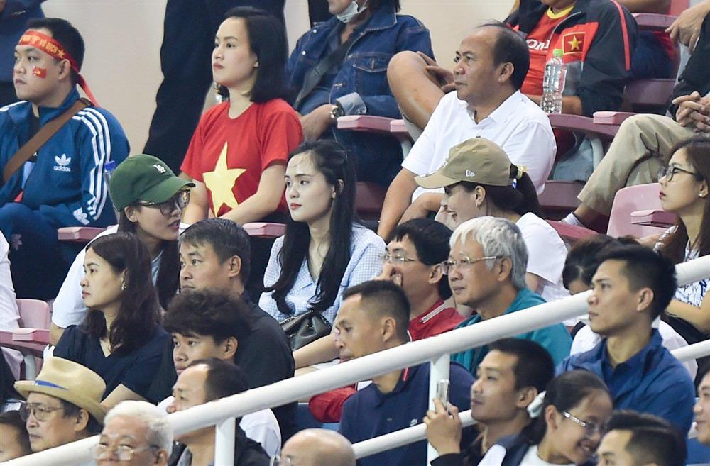 Bạn gái Đặng Văn Lâm hiếm hoi xuất hiện trên sân xem bóng-5