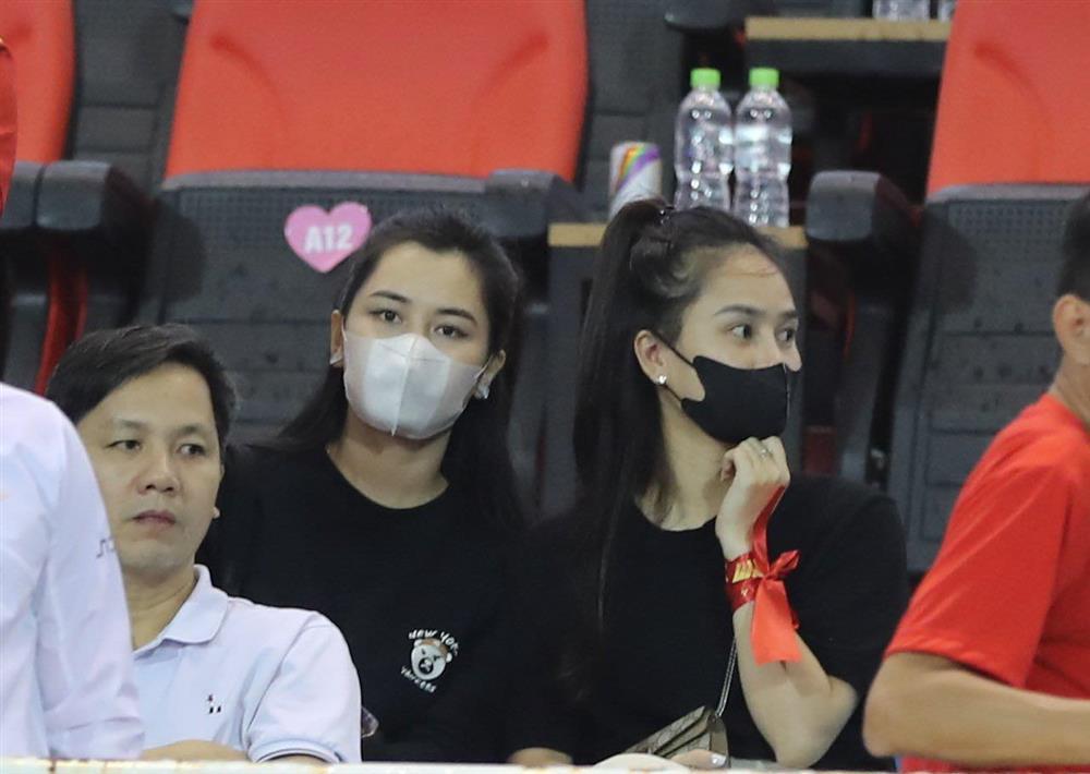 Bạn gái Đặng Văn Lâm hiếm hoi xuất hiện trên sân xem bóng-7