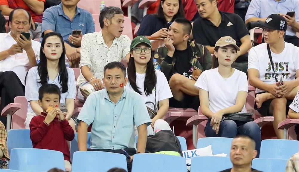 Bạn gái Đặng Văn Lâm hiếm hoi xuất hiện trên sân xem bóng-4