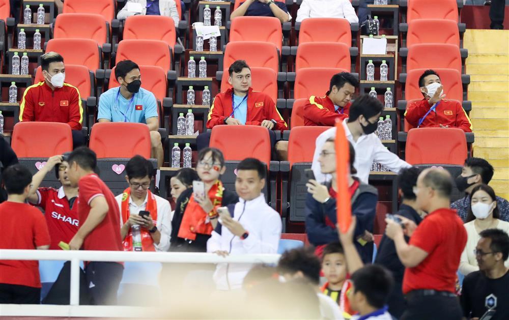 Bạn gái Đặng Văn Lâm hiếm hoi xuất hiện trên sân xem bóng-1