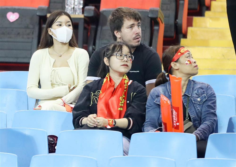 Bạn gái Đặng Văn Lâm hiếm hoi xuất hiện trên sân xem bóng-2