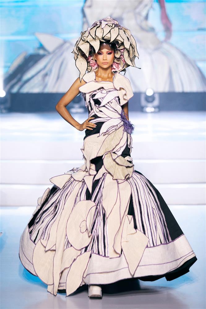 Miss Supranational đọ catwalk HHen Niê trong show Tuyết Lê-3