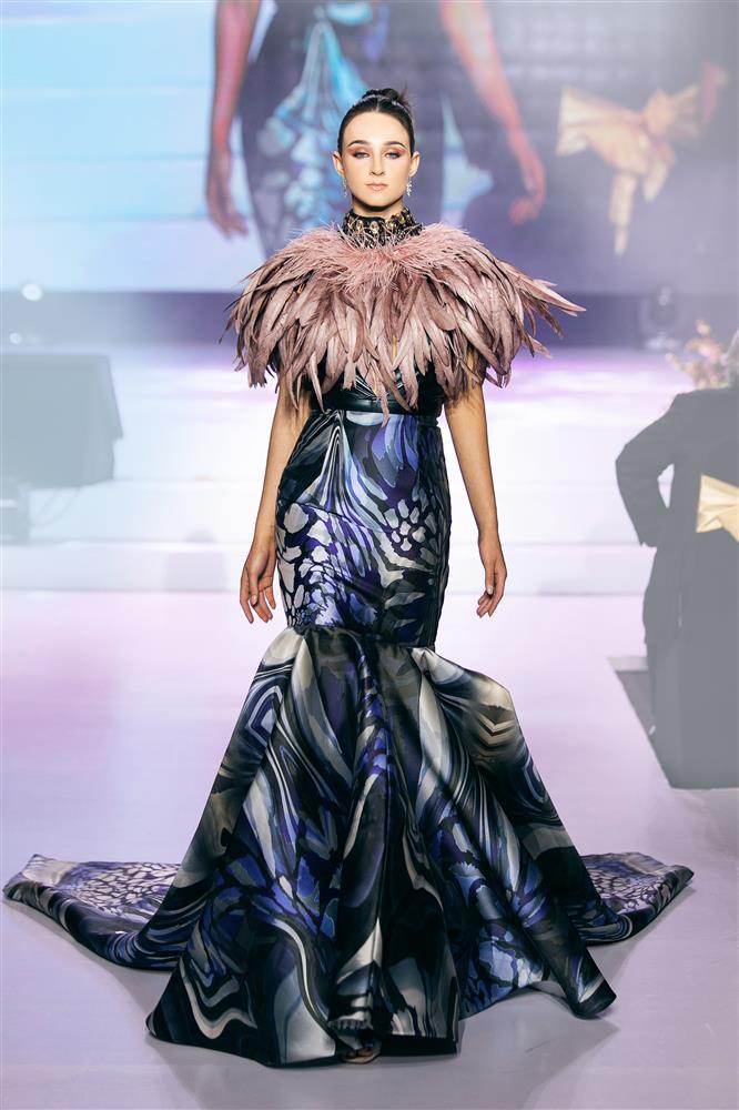 Miss Supranational đọ catwalk HHen Niê trong show Tuyết Lê-8