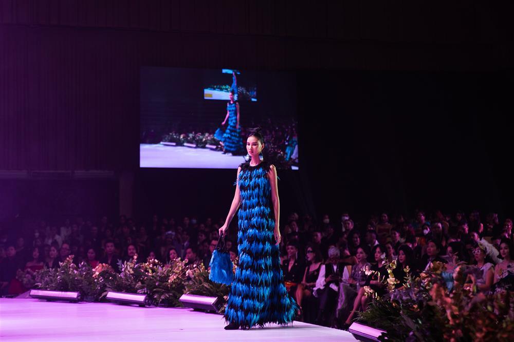 Miss Supranational đọ catwalk HHen Niê trong show Tuyết Lê-12