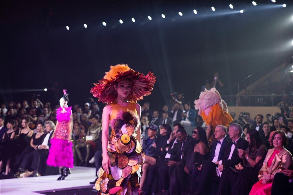 Miss Supranational đọ catwalk HHen Niê trong show Tuyết Lê-13