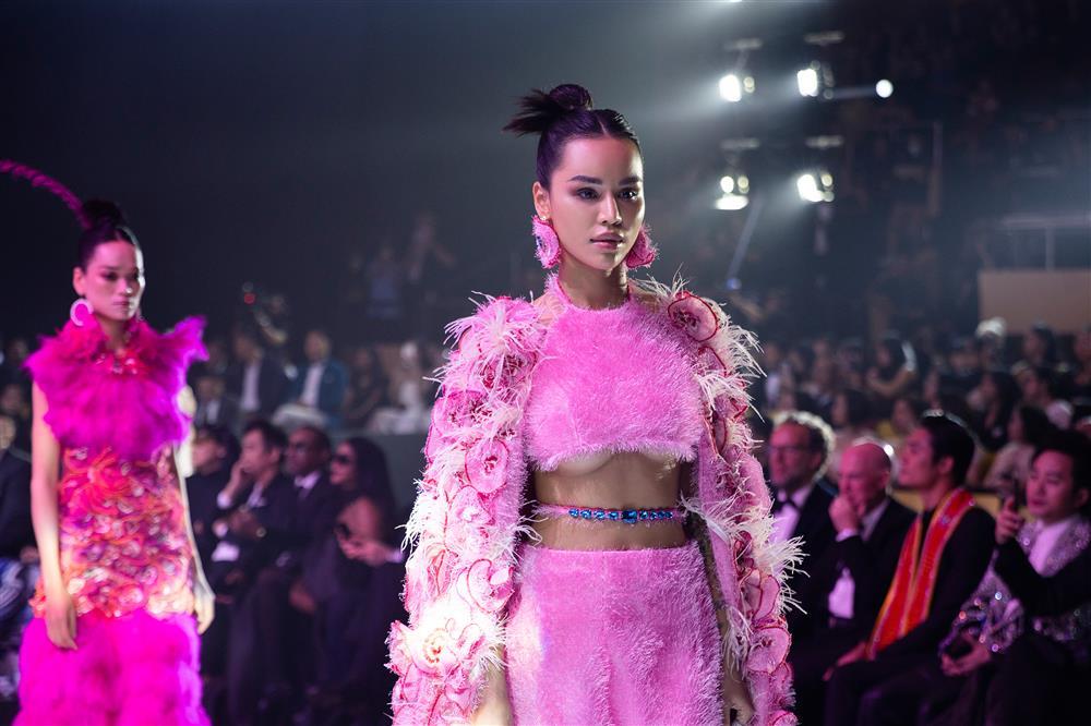 Miss Supranational đọ catwalk HHen Niê trong show Tuyết Lê-14