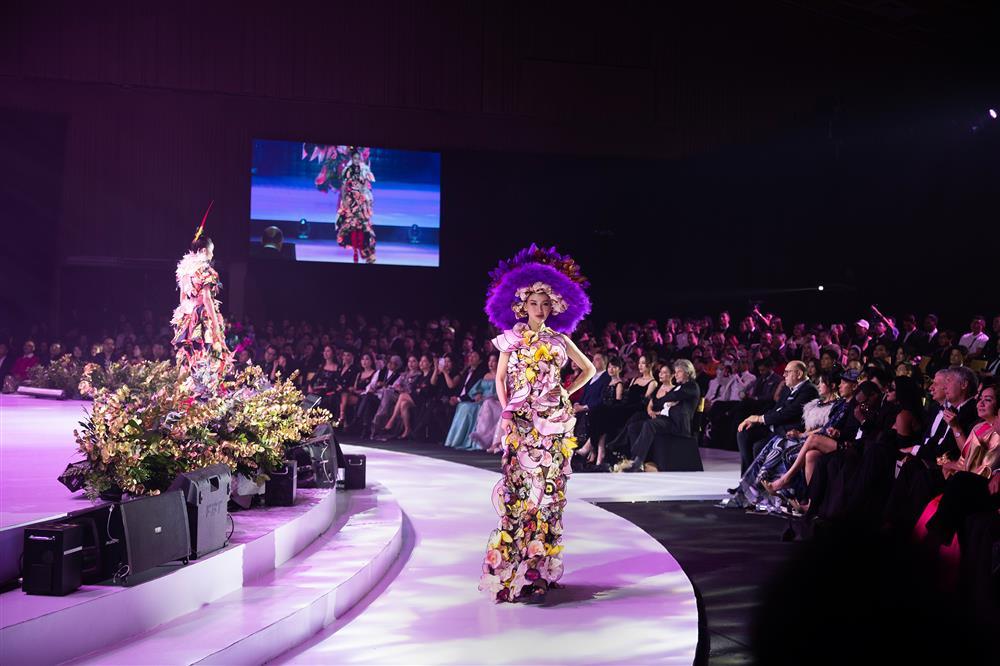 Miss Supranational đọ catwalk HHen Niê trong show Tuyết Lê-15