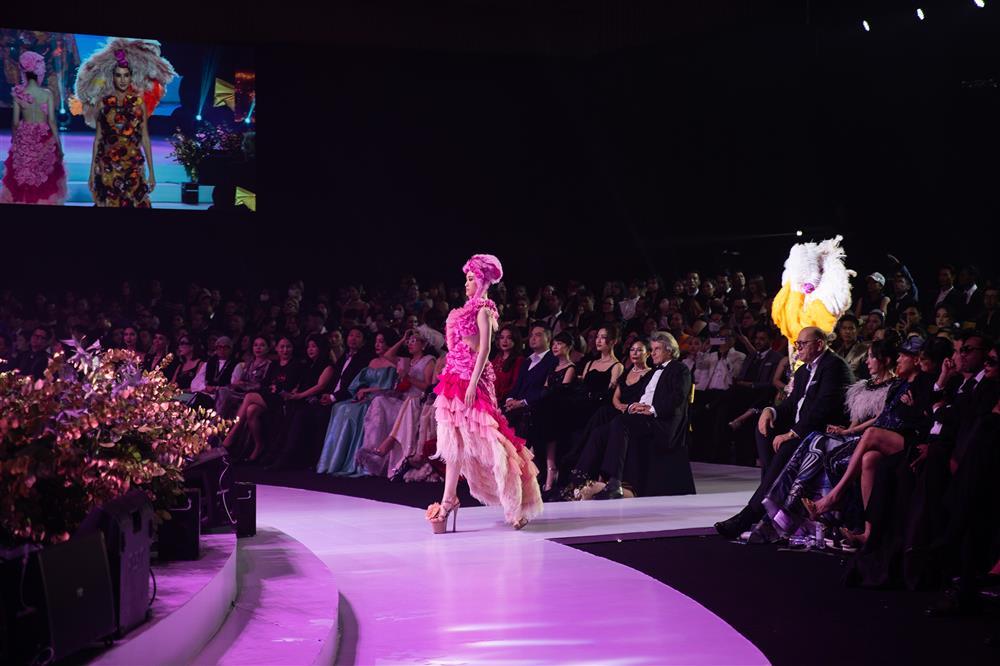 Miss Supranational đọ catwalk HHen Niê trong show Tuyết Lê-16