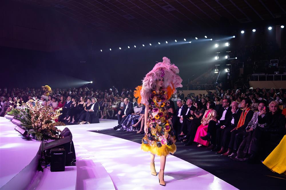 Miss Supranational đọ catwalk HHen Niê trong show Tuyết Lê-17