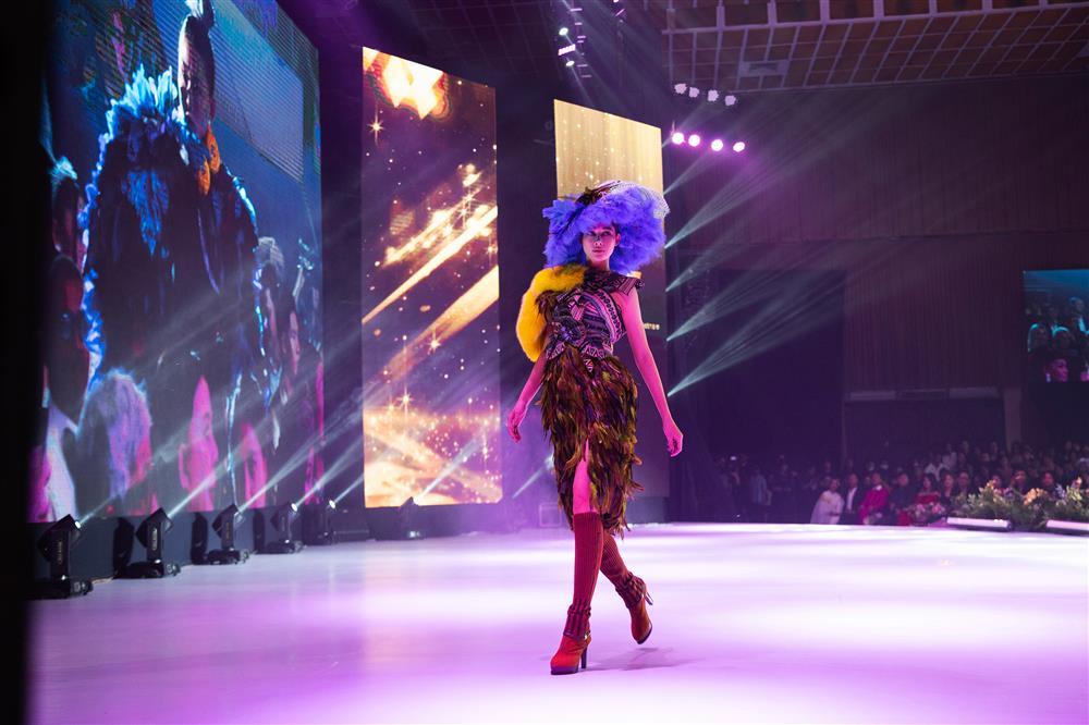 Miss Supranational đọ catwalk HHen Niê trong show Tuyết Lê-18