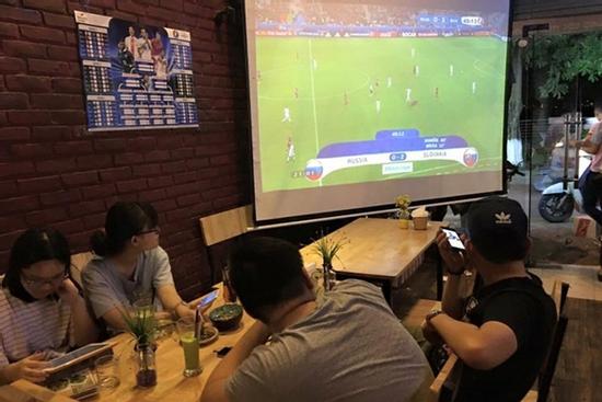 Thói quen xấu 'tàn phá' sức khỏe mùa World Cup