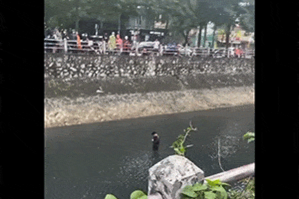 Clip: Thanh niên thất tình nhảy sông tự sát giữa thời tiết 15 độ C