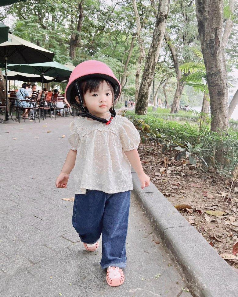 Đông Nhi mua dép cho con gái chỉ bằng 1/20 mẹ, có đôi còn tự chế-1