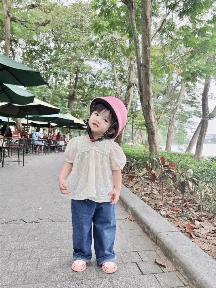 Đông Nhi mua dép cho con gái chỉ bằng 1/20 mẹ, có đôi còn tự chế-2