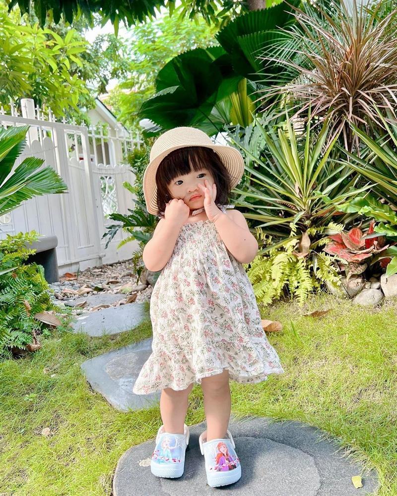 Đông Nhi mua dép cho con gái chỉ bằng 1/20 mẹ, có đôi còn tự chế-10