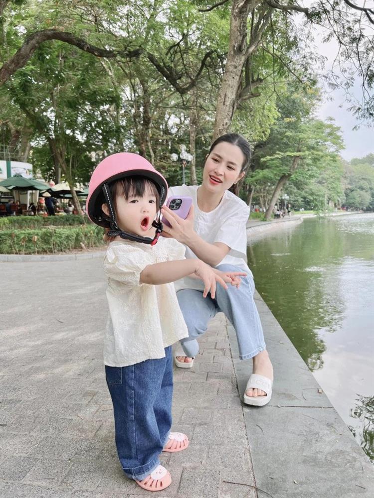 Đông Nhi mua dép cho con gái chỉ bằng 1/20 mẹ, có đôi còn tự chế-3