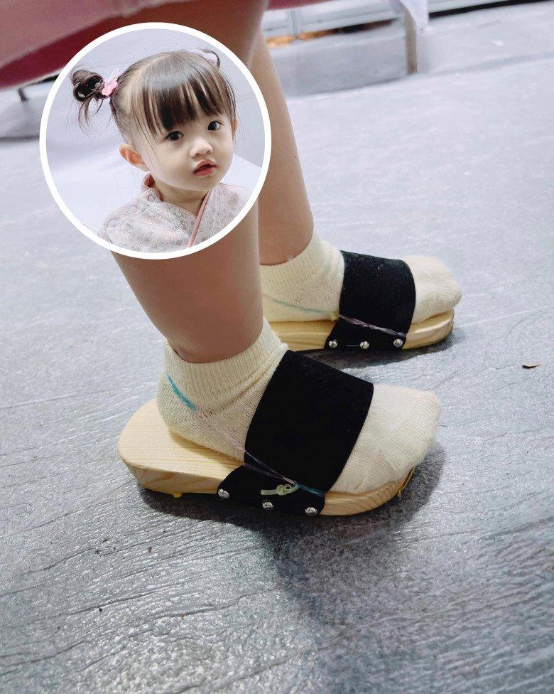 Đông Nhi mua dép cho con gái chỉ bằng 1/20 mẹ, có đôi còn tự chế-6