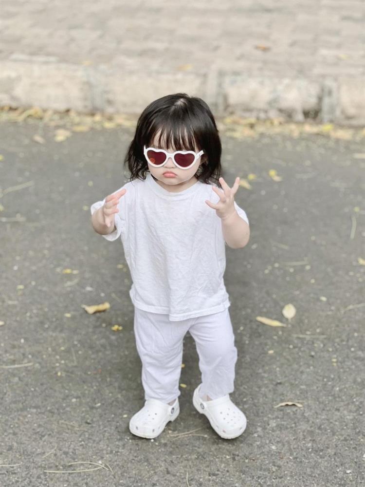 Đông Nhi mua dép cho con gái chỉ bằng 1/20 mẹ, có đôi còn tự chế-9