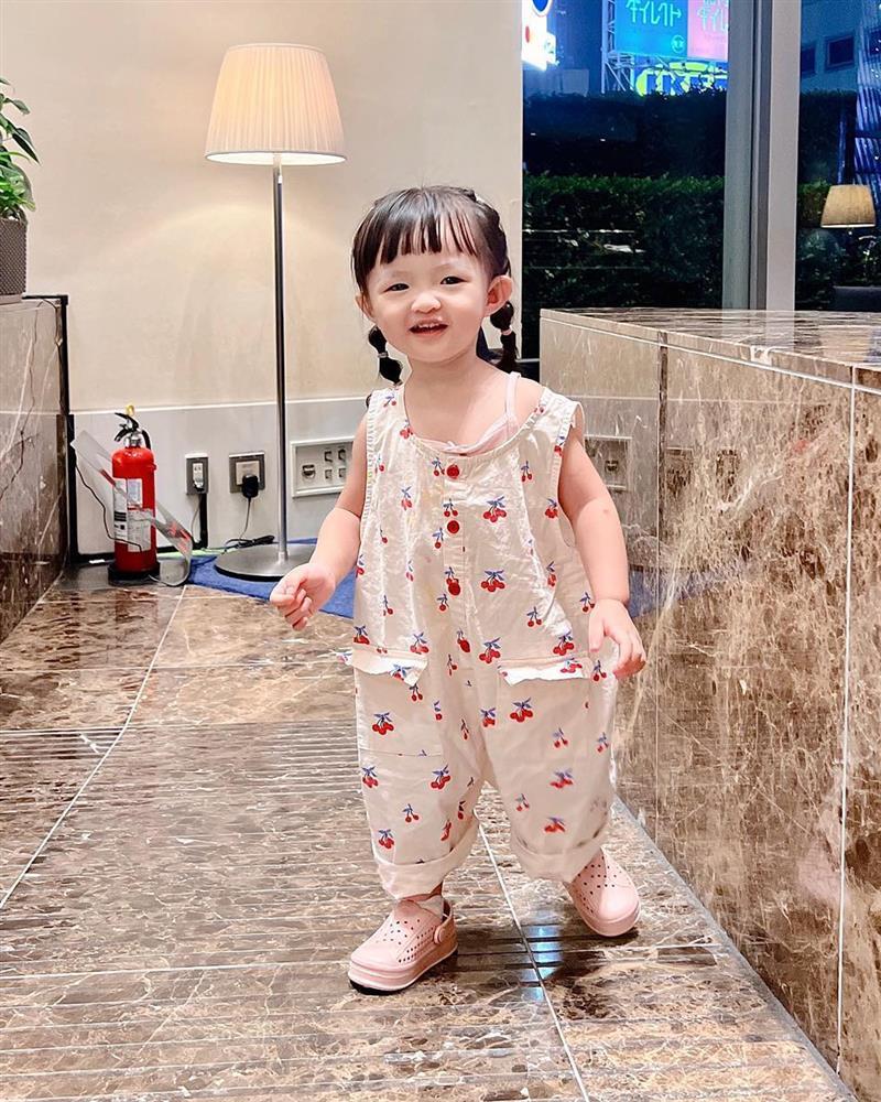 Đông Nhi mua dép cho con gái chỉ bằng 1/20 mẹ, có đôi còn tự chế-8